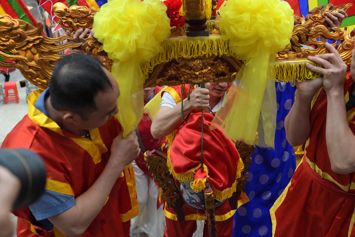 Choé nước được nghiêm cẩn dâng vào Đình.