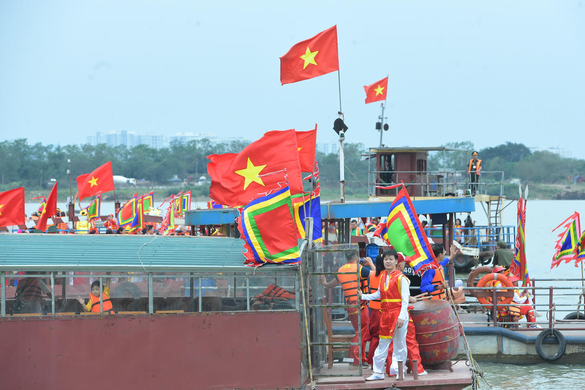 Sắc cờ rực rỡ trên sông Hồng.