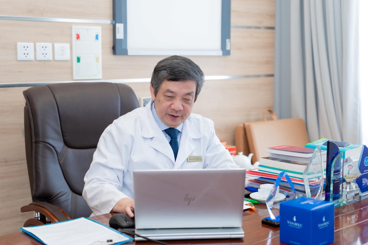 PGS.TS.BS Hồ Thượng Dũng - bác sĩ trực tiếp thực hiện ca can thiệp.