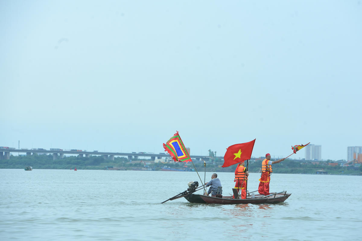 Thuyền lệnh dẫn đầu đoàn thuyền đi lấy nước.