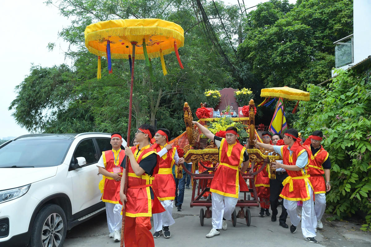 Đoàn rước Long Đình cùng kiệu Bát Cống vi hành trong địa bàn dân sinh cư trú.