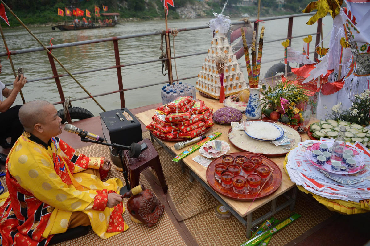 Xuất phát từ bến Đình, sau 3 vòng xuôi ngược, từ Đình lên Đền và ngược lại, nghi thức tế Thủy thần được thực hiện nghiêm cẩn và thả lễ, mã, phóng sinh.