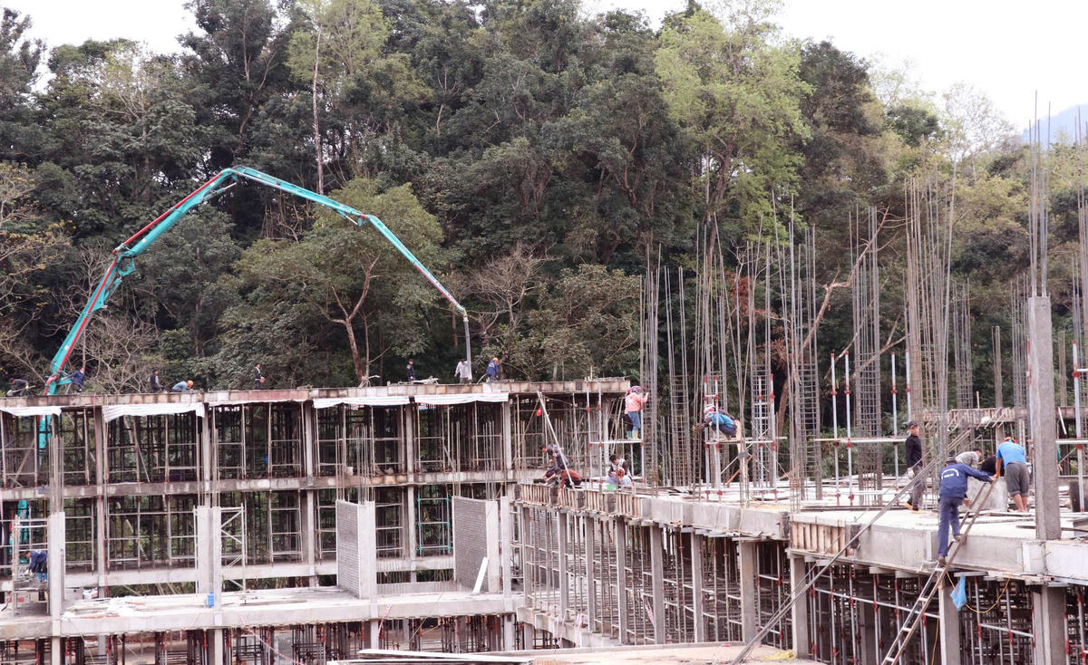 Giữa đại ngàn, công trình trường học không chỉ là nơi học tập mà còn là “hạt nhân” phát triển, góp phần thu hẹp khoảng cách giáo dục và tạo nền tảng cho tương lai bền vững nơi biên giới.