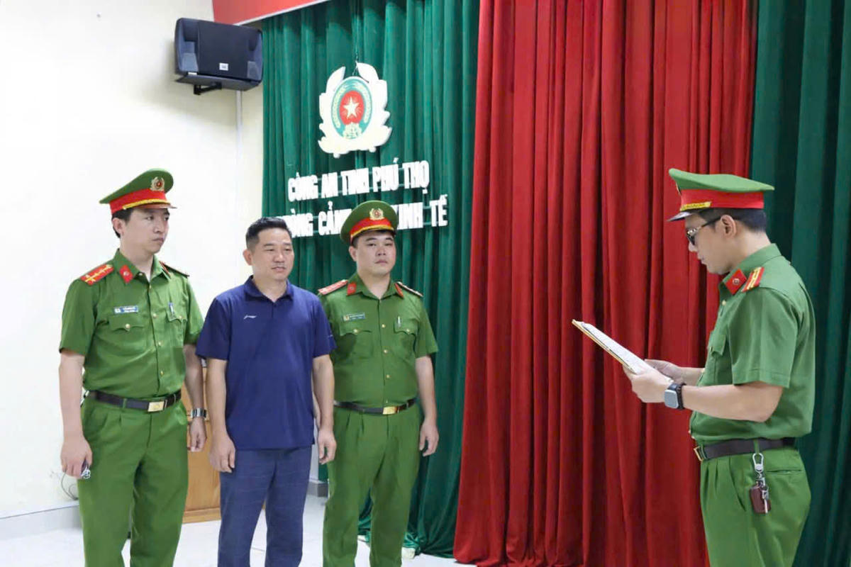 Cơ quan điều tra đọc lệnh khởi tố, bắt tạm giam Lưu Văn Cường. Ảnh: Công an tỉnh Phú Thọ.