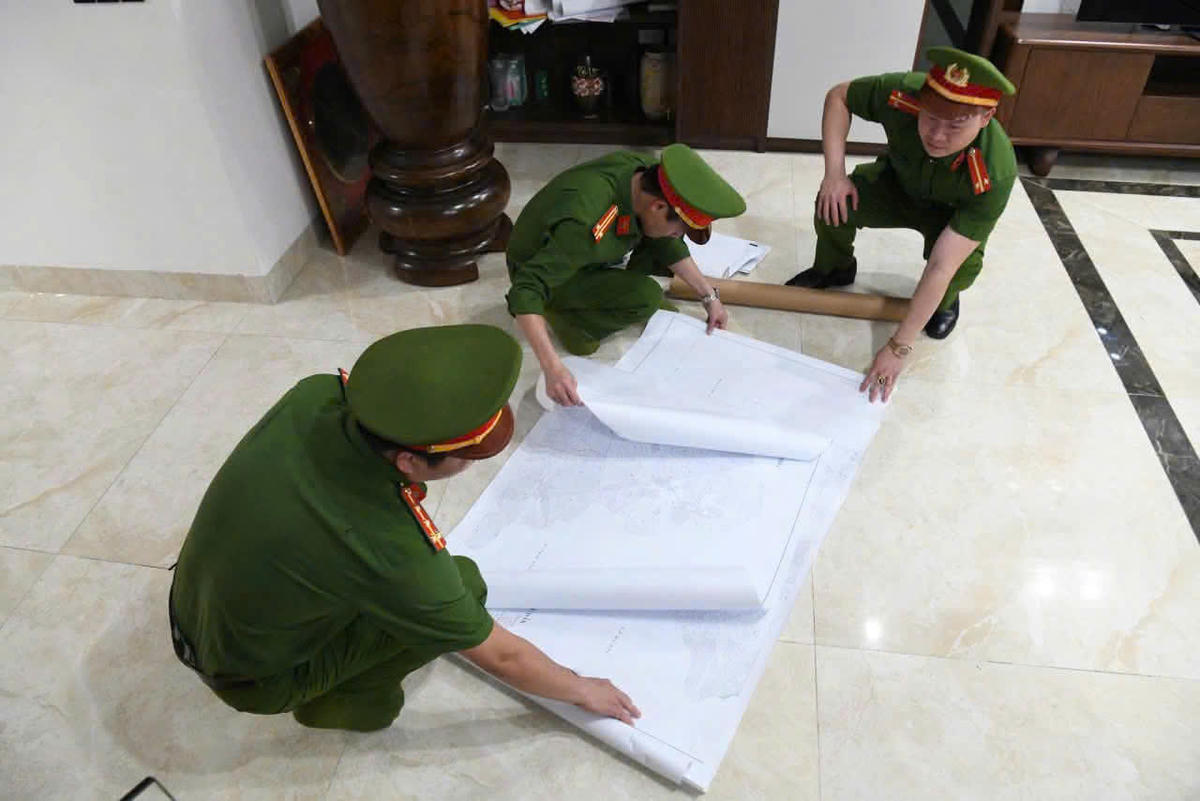 Nhiều giấy tờ, tài liệu thu được tại nhà đối tượng Cường. Ảnh: CACC.