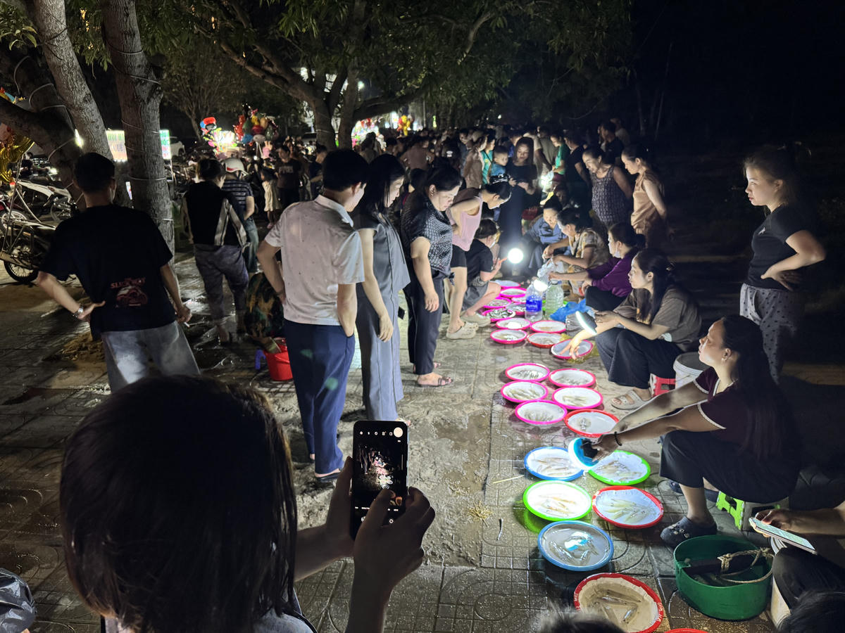 Chợ họp trên đoạn vỉa hè dài khoảng 200m.&nbsp;Gọi là chợ nhưng nơi đây không có hàng quán, ki ốt, mà mỗi "chủ sạp" chọn một vị trí, kê ghế, bày mực ra bán. Ảnh: Quốc Thanh