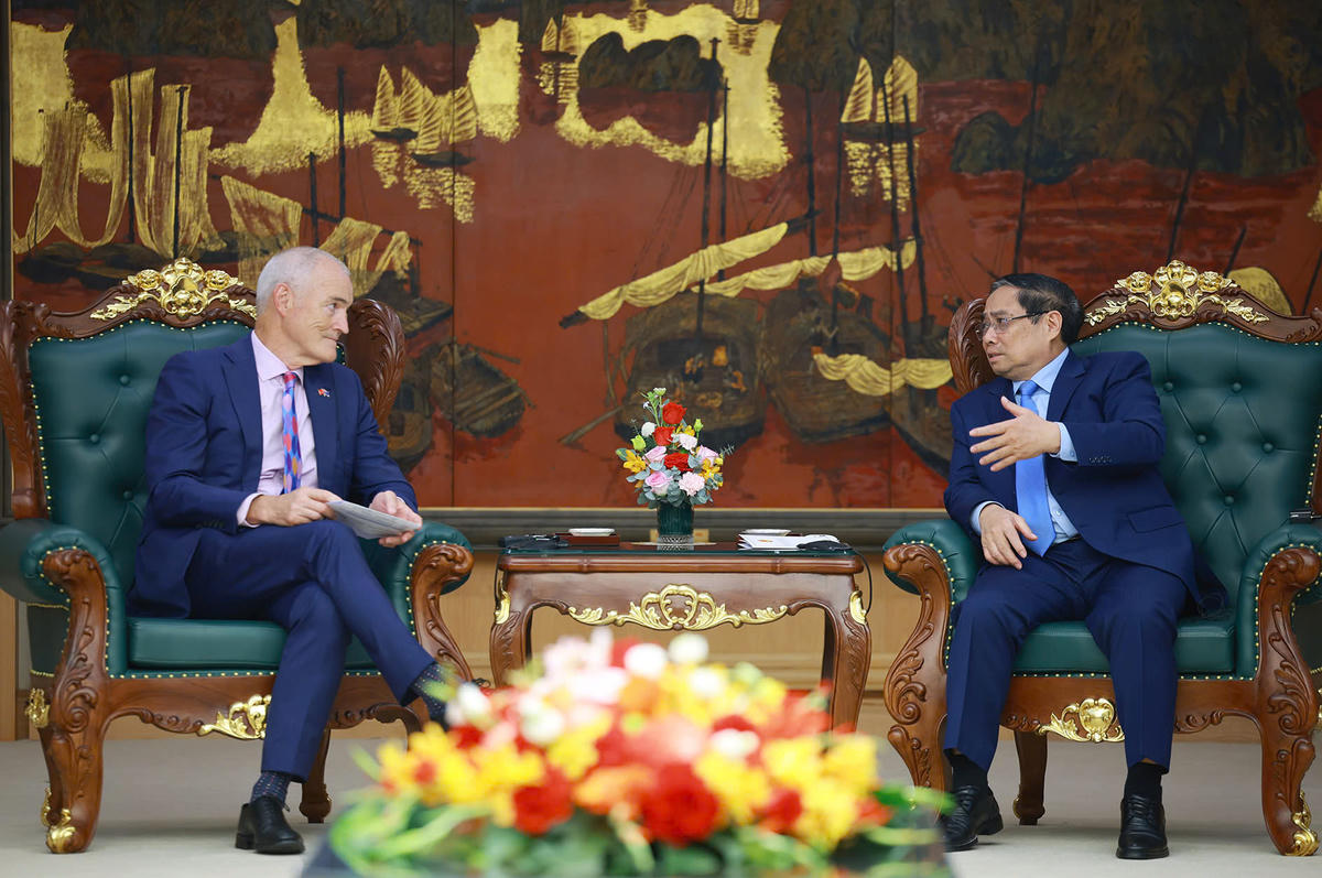 Thủ tướng Phạm Minh Chính trao đổi với Giám đốc Đại học RMIT, Australia. Ảnh: Nhật Bắc