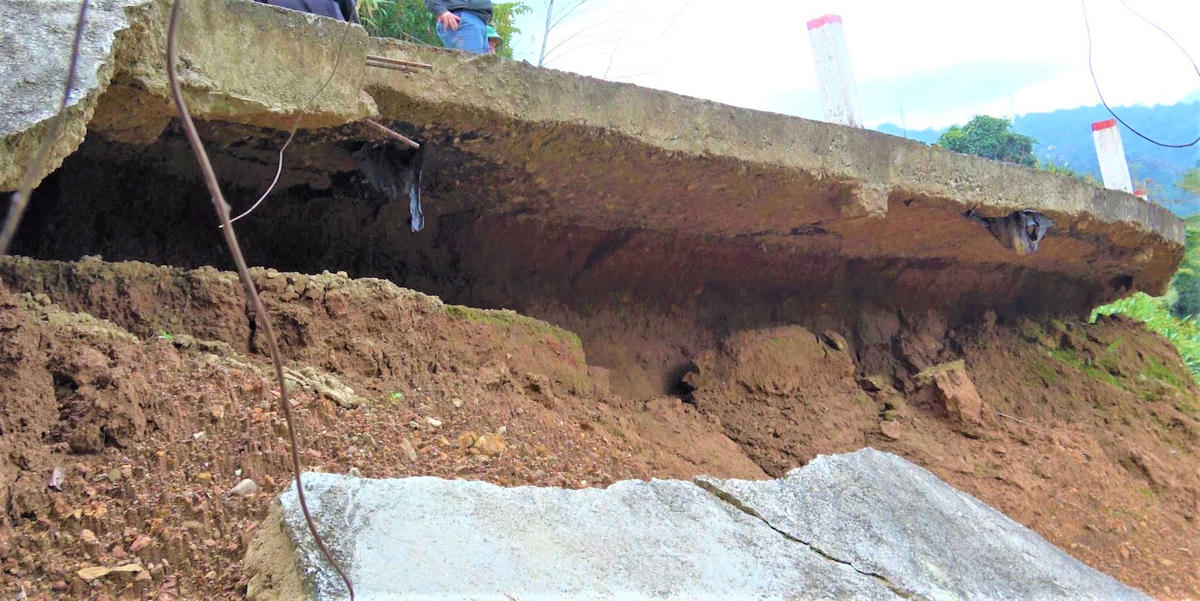 Một tuyến đường trên địa bàn xã La Êê bị sạt lở trong đợt mưa bão năm 2025. Ảnh: A.K.