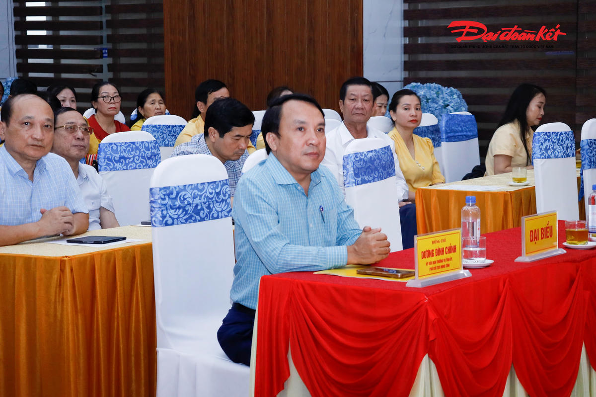 Đại điện lãnh đạo HĐND tỉnh Nghệ An tham dự hội nghị. Ảnh: ĐB