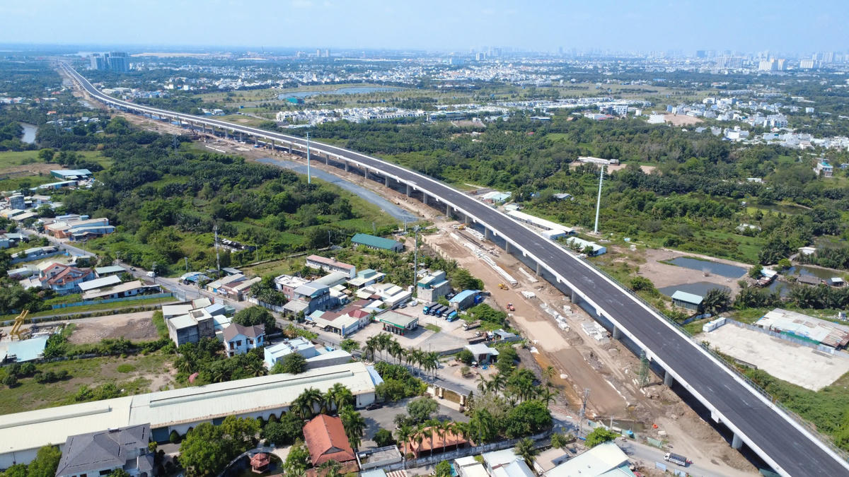 Với chiều dài khoảng 76km, đường Vành đai 3 TP Hồ Chí Minh bắt đầu từ khu vực giáp cầu Nhơn Trạch ở phía Đông, dự án đi qua khu vực Thủ Đức, Dĩ An rồi tiếp nối Bình Mỹ, Củ Chi, Hóc Môn trước khi nối vào cao tốc Bến Lức-Long Thành ở địa bàn tỉnh Tây Ninh. Đây là dự án có quy mô lớn nhất về nguồn vốn ở TP Hồ Chí Minh đang được thi công. Ảnh: Đ.Xá.