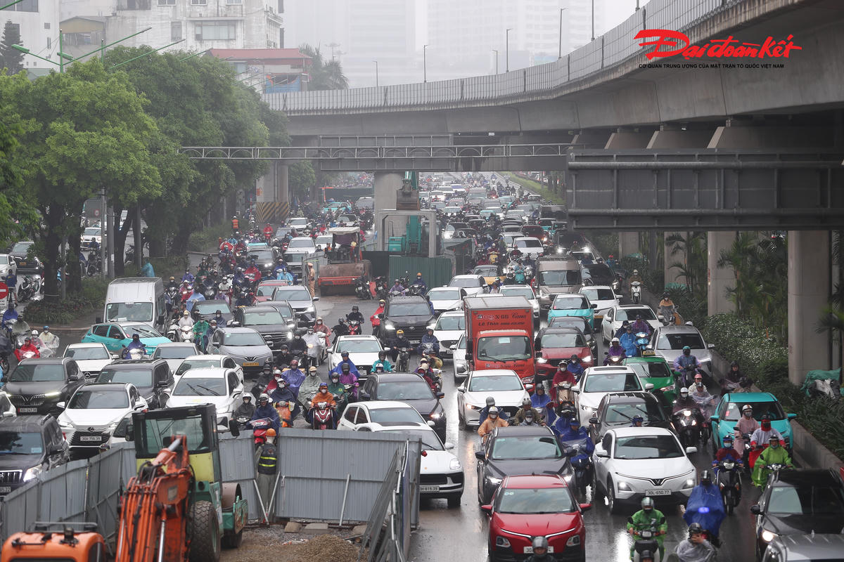 Ghi nhận thực tế cho thấy, sáng 2/4 tại một số điểm thi công, phần diện tích dành cho phương tiện lưu thông bị thu hẹp đáng kể. Lưu lượng phương tiện lớn, trong khi mặt đường hạn chế khiến dòng xe di chuyển chậm, nhiều thời điểm xảy ra tình trạng dồn ứ kéo dài. Các phương tiện xe máy len lỏi qua từng khoảng trống nhỏ, tiềm ẩn nguy cơ mất an toàn giao thông.