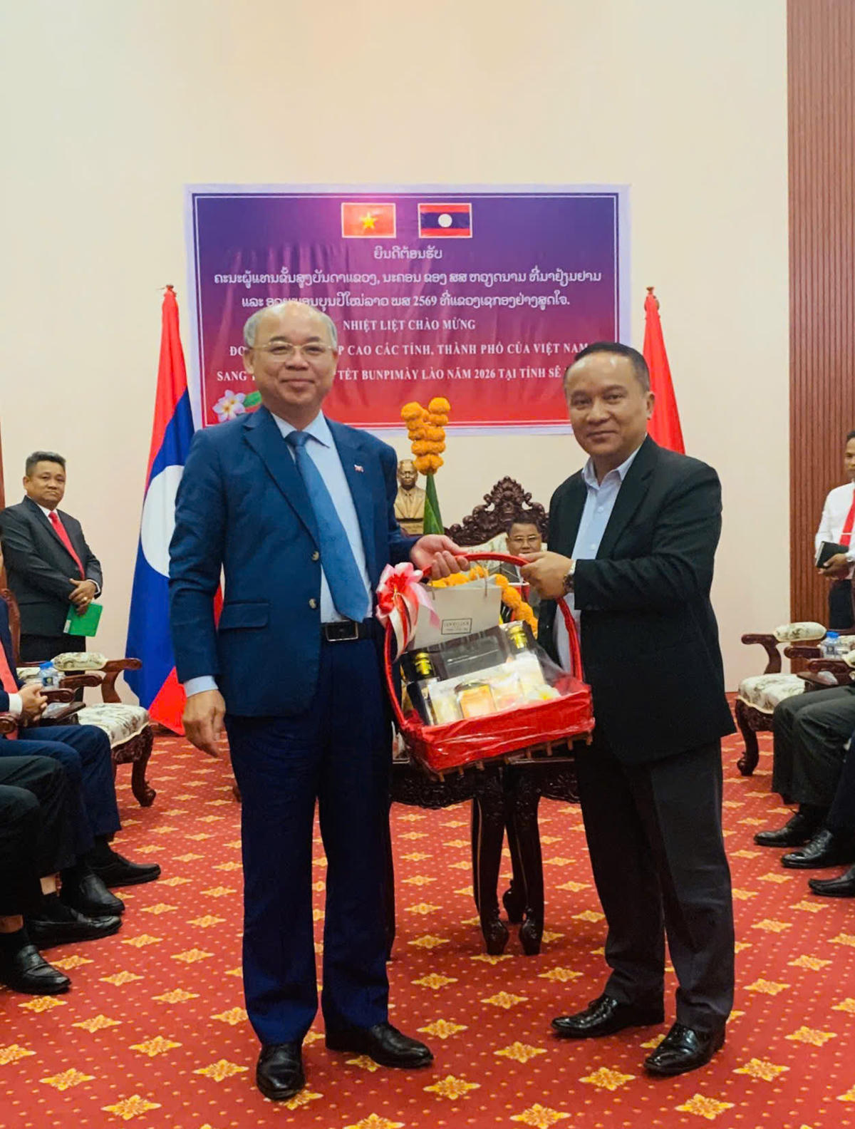 Phó Chủ tịch UBND tỉnh Trương Công Thái tặng quà cho lãnh đạo tỉnh Sekong - Ảnh: MT.