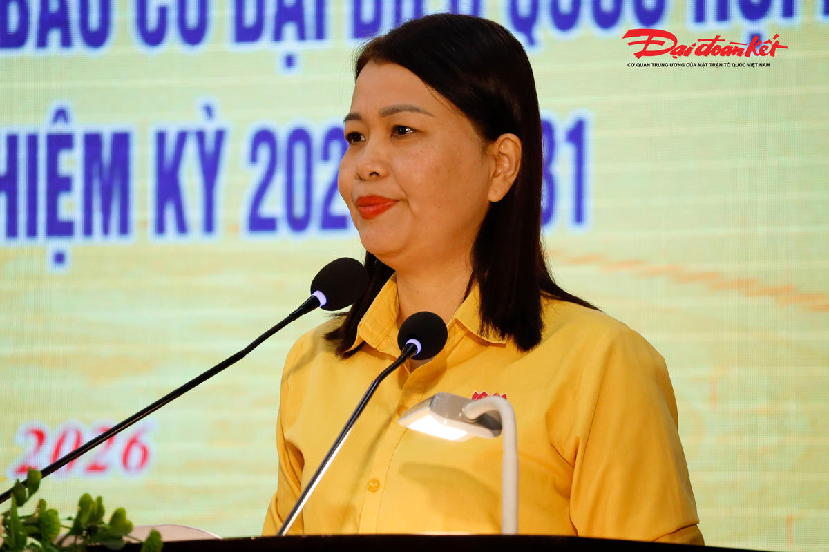 Đại diện lãnh đạo Uỷ ban MTTQ phường Thành Vinh phát biểu tham luận tại hội nghị. Ảnh: ĐB