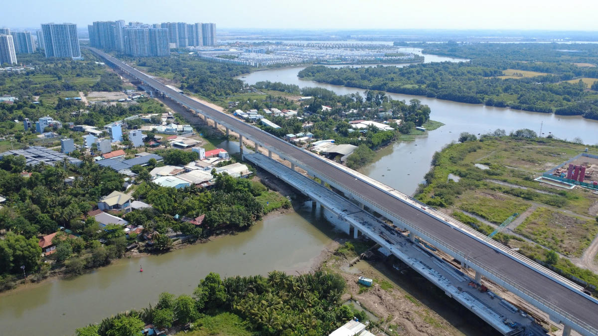 Với quy mô đường cao tốc 4 làn xe, đường Vành đai 3 TP Hồ Chí Minh được kỳ vọng sẽ mang tới nhiều lựa chọn cho người dân khi di chuyển, đặc biệt là nhóm phương tiện di chuyển liên vùng khi không phải đi qua khu vực trung tâm TP Hồ Chí Minh. Ảnh: Đ.Xá.