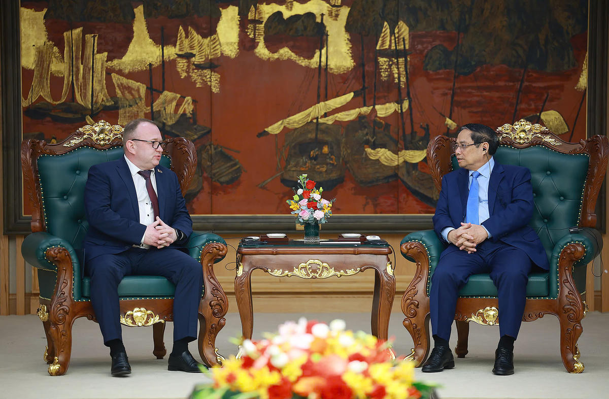 Thủ tướng Phạm Minh Chính trao đổi với Chủ tịch Ủy ban Giám định tư pháp Belarus. Ảnh: Nhật Bắc