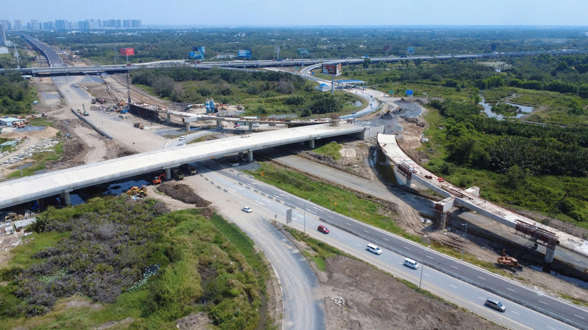 Mặc dù vậy, dự án đường Vành đai 3 TP Hồ Chí Minh có tiến độ thi công không đồng đều. Một số đoạn sẽ thông xe dịp 30/4, một số khác thông xe dịp cuối tháng 6/2026, trong khi toàn tuyến sẽ thông xe vào cuối năm 2026. Ngoài địa bàn TP Hồ Chí Minh, đoạn đi qua địa bàn tỉnh Tây Ninh cũng cơ bản hoàn thành, dự kiến thông xe trong thời gian tới. Ảnh: Đ.Xá.