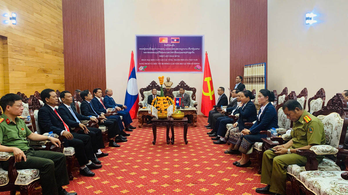 Đoàn công tác chúc Tết tại tỉnh Sekong,CHDCND Lào. Ảnh: MT.