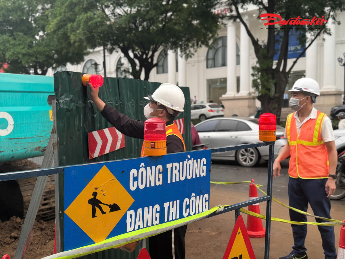 Phòng CSGT Công an TP Hà Nội khuyến cáo người dân khi lưu thông qua khu vực thi công cần chú ý quan sát hệ thống biển báo, chấp hành hướng dẫn của lực lượng chức năng, đồng thời chủ động lựa chọn lộ trình phù hợp để bảo đảm hành trình an toàn, thuận lợi.