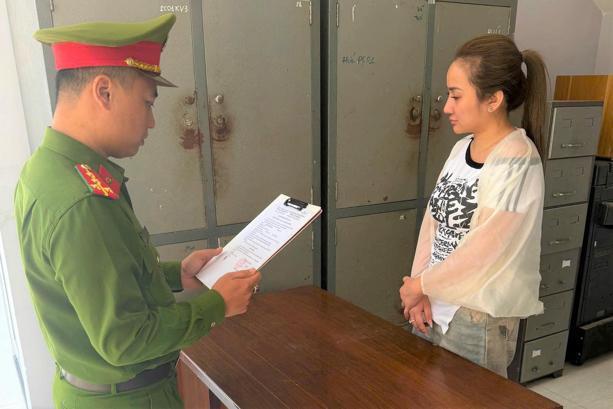 Lực lượng Công an TP Đà Nẵng đọc quyết định khởi tố đối tượng Lê Nguyễn Quỳnh Như. Ảnh: CA Đà Nẵng.