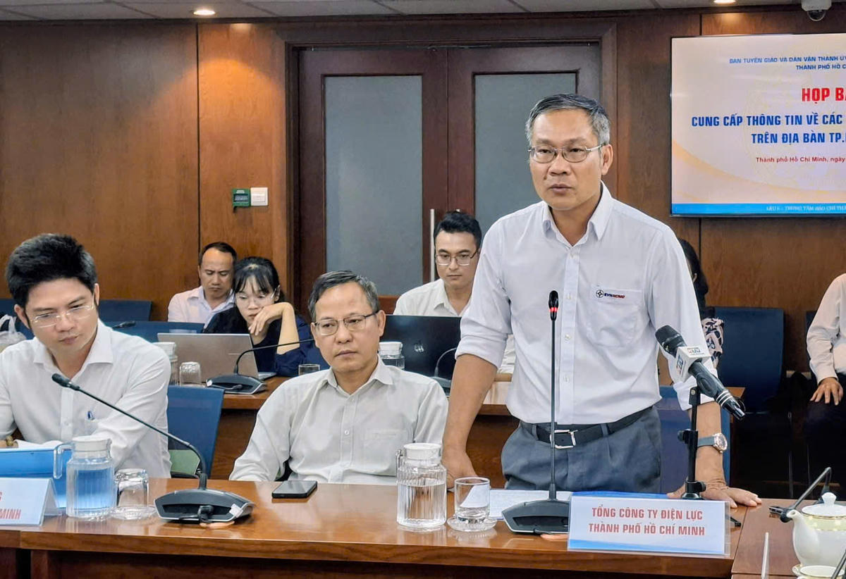 Đại diện Tổng Công ty Điện lực TP Hồ Chí Minh thông tin về nhu cầu sử dụng điện trong cao điểm nắng nóng tháng 4. Ảnh: S.X