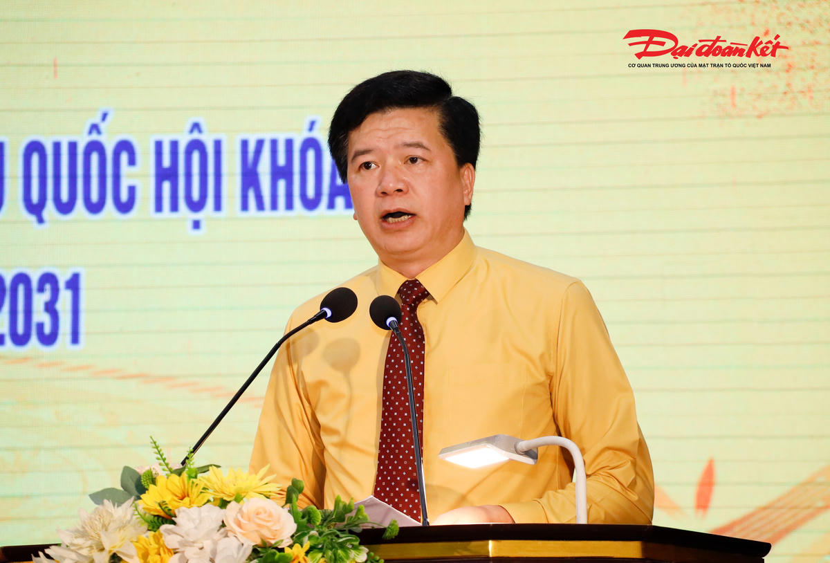 Ông Nguyễn Đình Hùng - Uỷ viên BTV Tỉnh uỷ, Phó Chủ tịch Thường trực Uỷ ban MTTQ tỉnh Nghệ An phát biểu tại hội nghị. Ảnh: ĐB