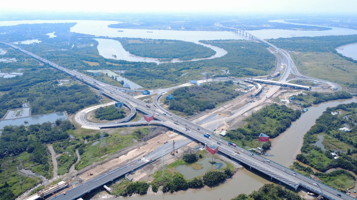 Đường Vành đai 3 TP Hồ Chí Minh đoạn giao với cao tốc TP Hồ Chí Minh-Long Thành-Dầu Giây. Ngoài việc thi công dự án vành đai, khu vực này cũng đang gấp rút thi công dự án mở rộng tuyến cao tốc trên. Ảnh: Đ.Xá.