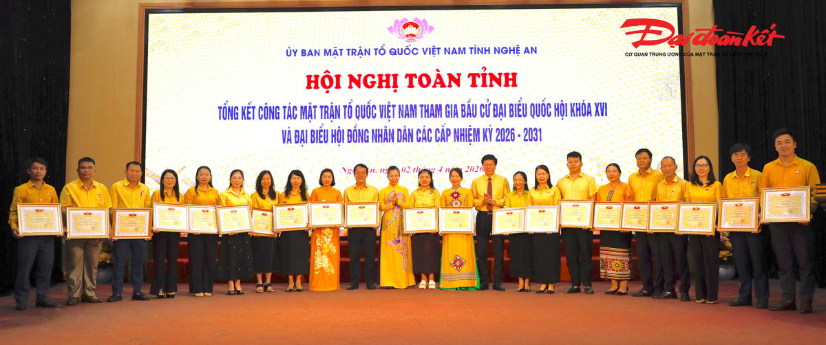 Bà Võ Thị Minh Sinh – Phó Bí thư Tỉnh ủy, Chủ tịch Ủy ban MTTQ tỉnh và ông Nguyễn Đình Hùng - Ủy viên Ban Thường vụ Tỉnh ủy, Phó Chủ tịch Thường trực Ủy ban MTTQ tỉnh trao Bằng khen cho các tập thể có thành tích xuất sắc trong công tác bầu cử. Ảnh: ĐB