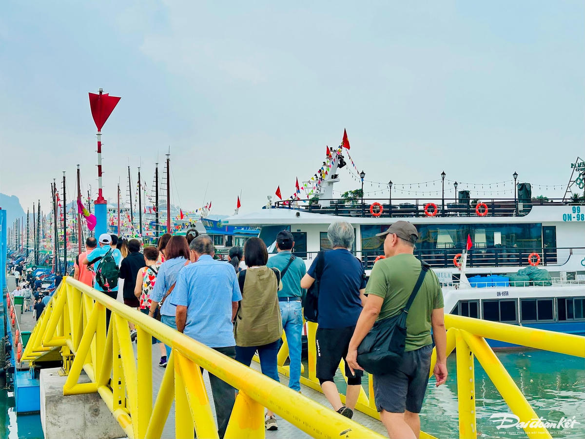 Khách du lịch di chuyển xuống tàu tham quan vịnh Hạ Long. Ảnh: Ngọc Anh.