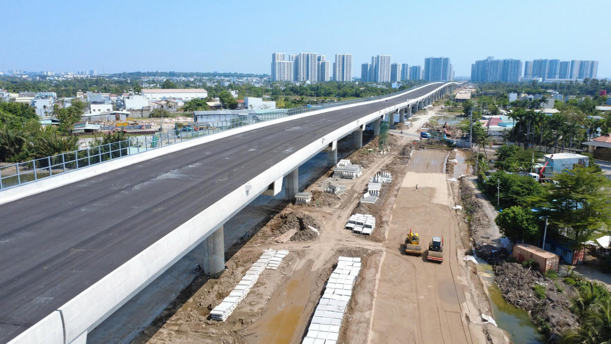 Trong khi tuyến chính của Vành đai 3 TP Hồ Chí Minh đã cơ bản hoàn thành thì các hạng mục khác như đường gom dân sinh, đường nối... vẫn đang tiếp tục được thi công. Ảnh: Đ.Xá.