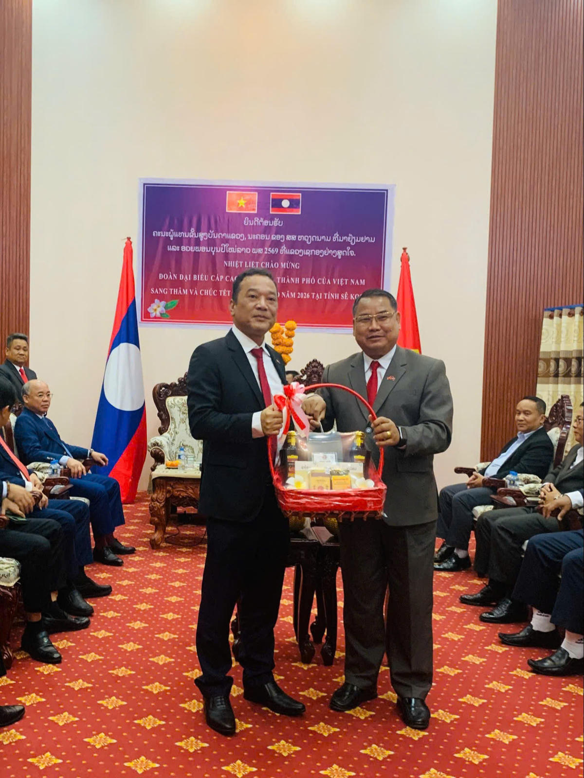 Đồng chí Sisavanh Mahavong, Phó Bí thư Tỉnh ủy Sekong tặng quà cho đồng chí Y Giang Gry Niê Knơng. Ảnh: MT.