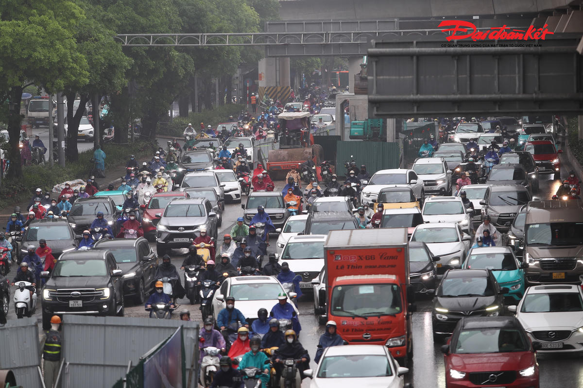Hiện nay, trên địa bàn thành phố, nhiều công trình thuộc Dự án cải tạo, nâng cấp hệ thống thoát nước, chống úng ngập cục bộ khu vực nội đô đang được triển khai, tập trung tại các tuyến có mật độ phương tiện cao. Việc thi công đồng loạt trong khi lưu lượng giao thông lớn đã tạo áp lực không nhỏ lên hạ tầng giao thông vốn đã quá tải.