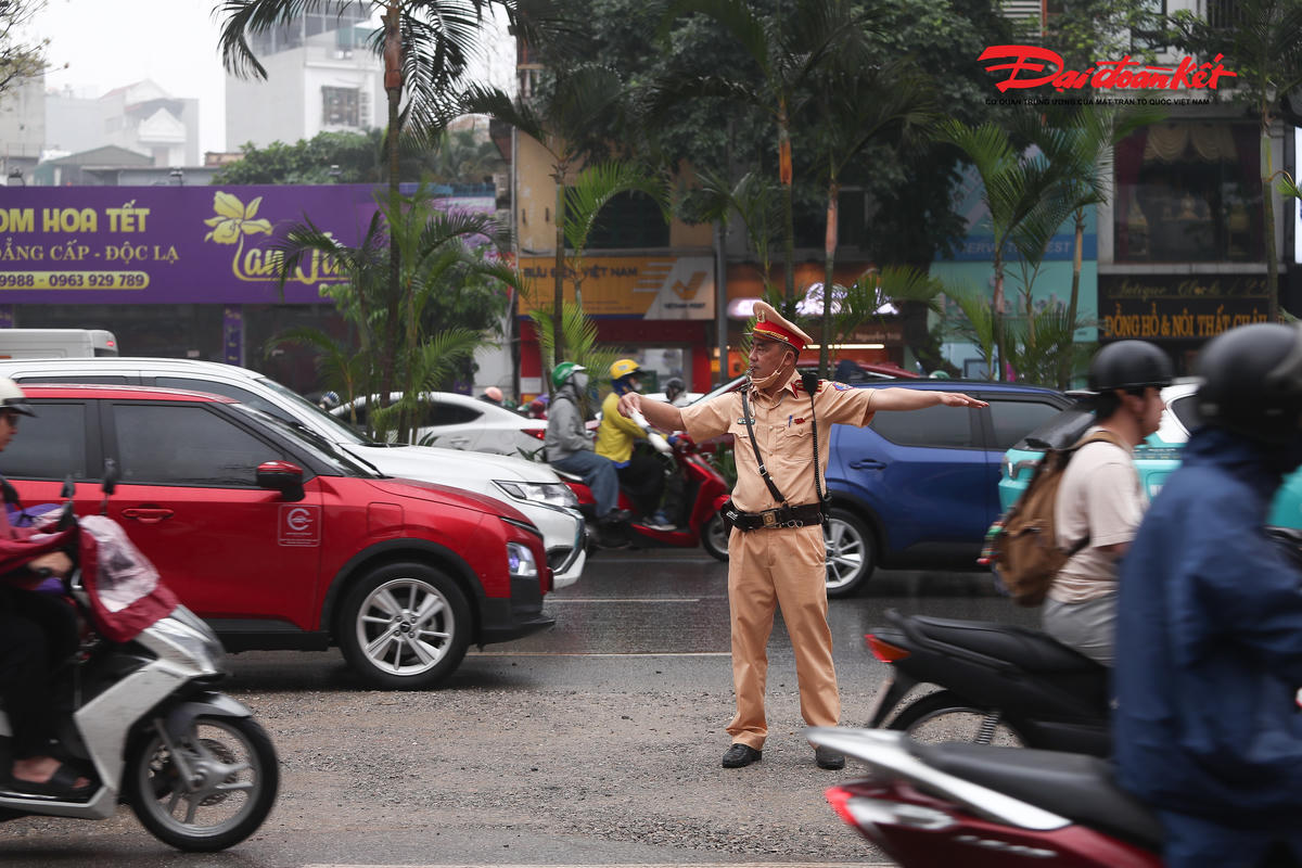 Trong các khung giờ cao điểm, lực lượng CSGT được tăng cường tại khu vực thi công và các nút giao lân cận để trực tiếp điều tiết, hướng dẫn phương tiện, góp phần giảm áp lực giao thông.
