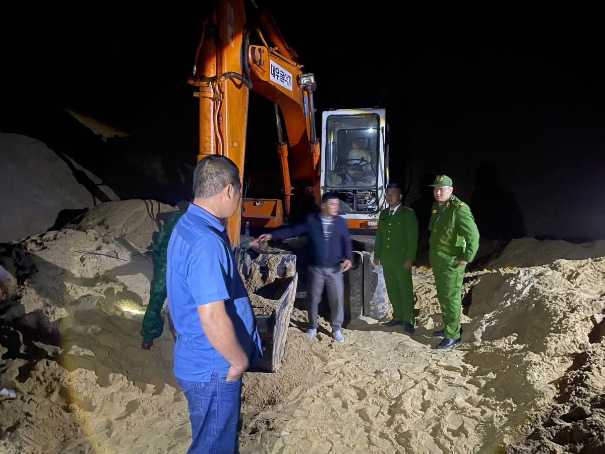 Các đối tượng cùng phương tiện, tang vật đã bị lập biên bản, tạm giữ để tiếp tục xác minh. Ảnh: CAQT