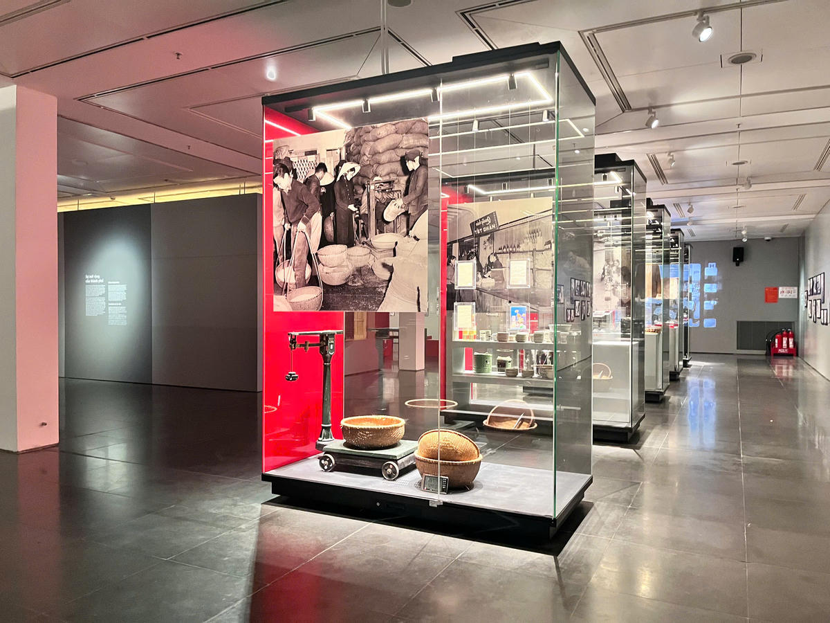 Không gian trưng bày được sắp xếp hợp lý, theo trình tự rõ ràng, tạo điều kiện để khách tham quan thuận tiện theo dõi và cảm nhận trọn vẹn câu chuyện mà hiện vật truyền tải.