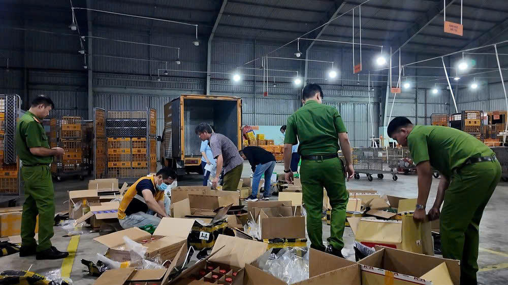 Các sản phẩm vi phạm bị lực lượng chức năng phát hiện. Ảnh: M.T.