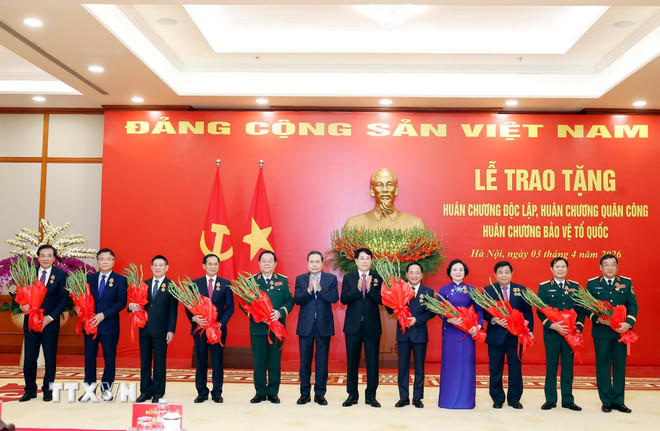 Chủ tịch nước Lương Cường và Chủ tịch Quốc hội Trần Thanh Mẫn trao tặng Huân chương Độc lập hạng Nhì và Huân chương Quân công hạng Nhì cho các đại biểu. (Ảnh: Thống Nhất/TTXVN).