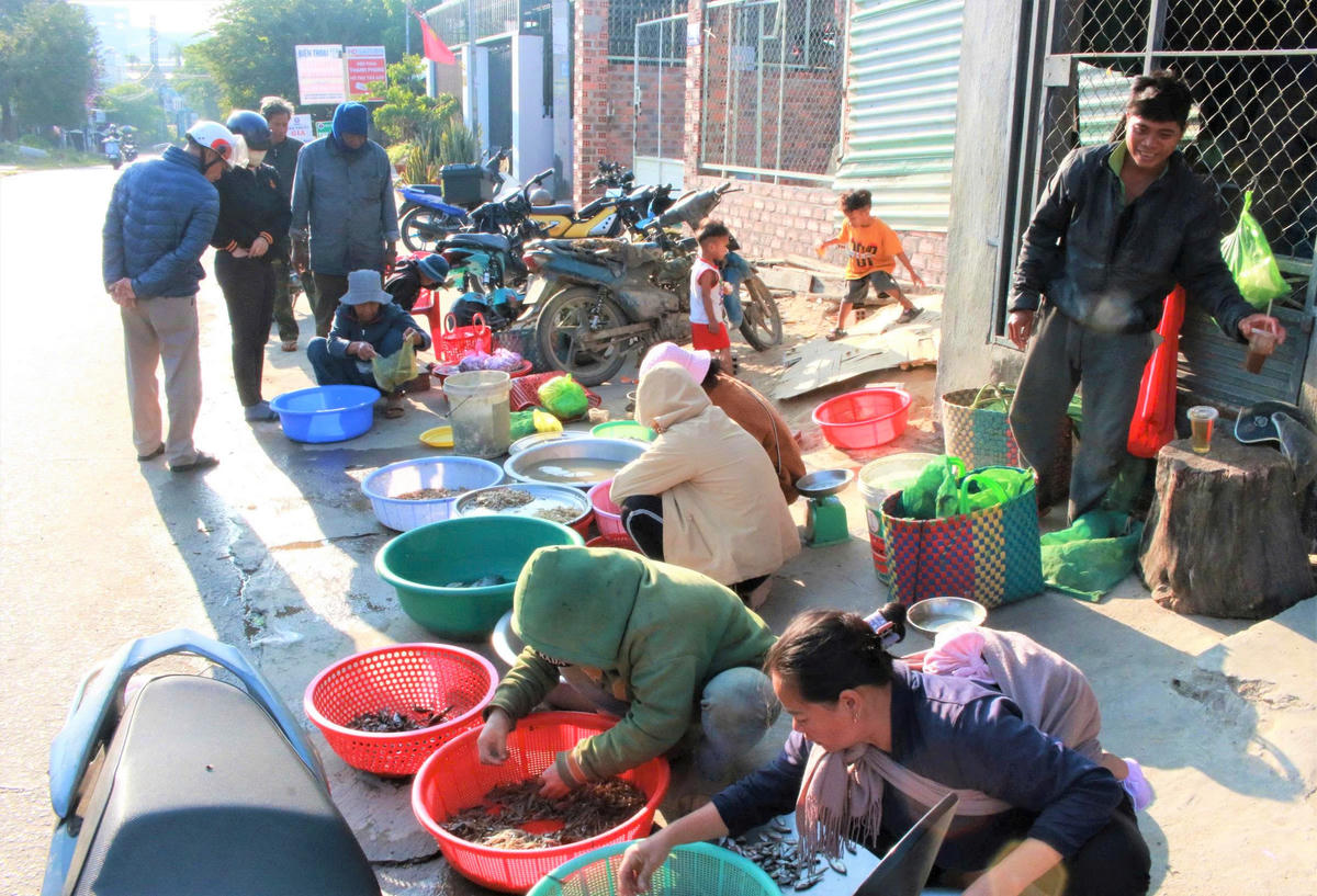 Những người dân ngồi dọc bên lề đường Hai Bà Trưng bán tôm, cá vừa đánh bắt được dưới sông&nbsp;Đăk Bla. Ảnh: TT.