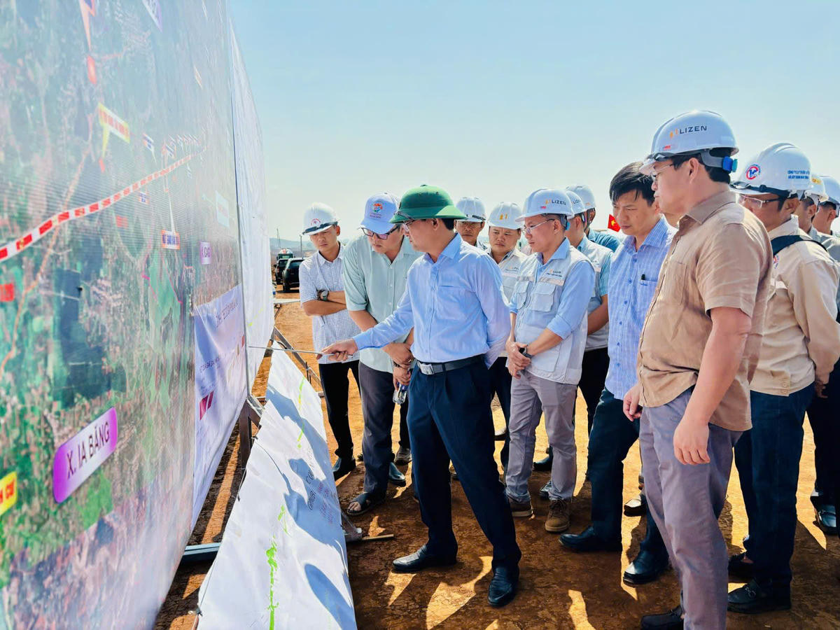 Phó Chủ tịch UBND tỉnh Gia Lai Nguyễn Tự Công Hoàng (đội mũ cối) kiểm tra&nbsp;Dự án thành phần 3 cao tốc Quy Nhơn-Pleiku. Ảnh: ĐS.