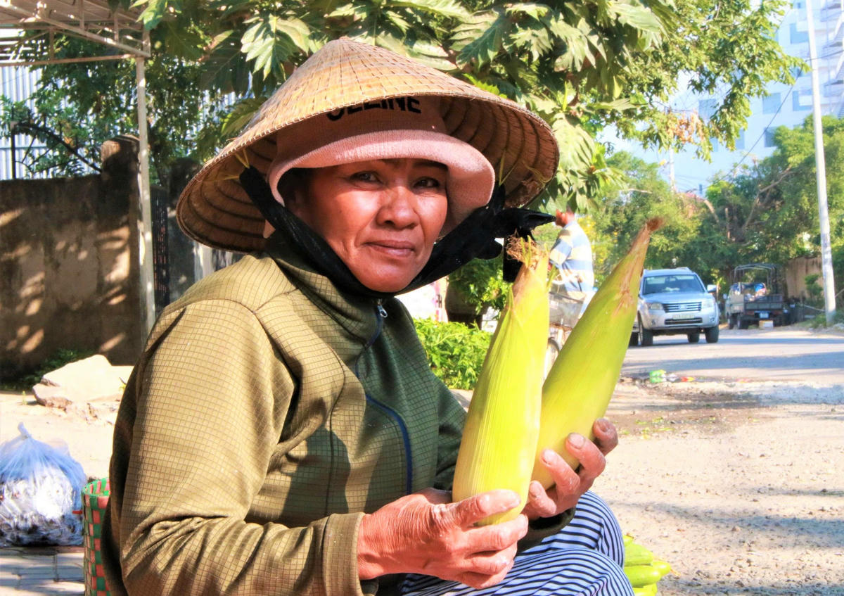Những loại nông sản được người dân giới thiệu cho người mua. Ảnh: TT.