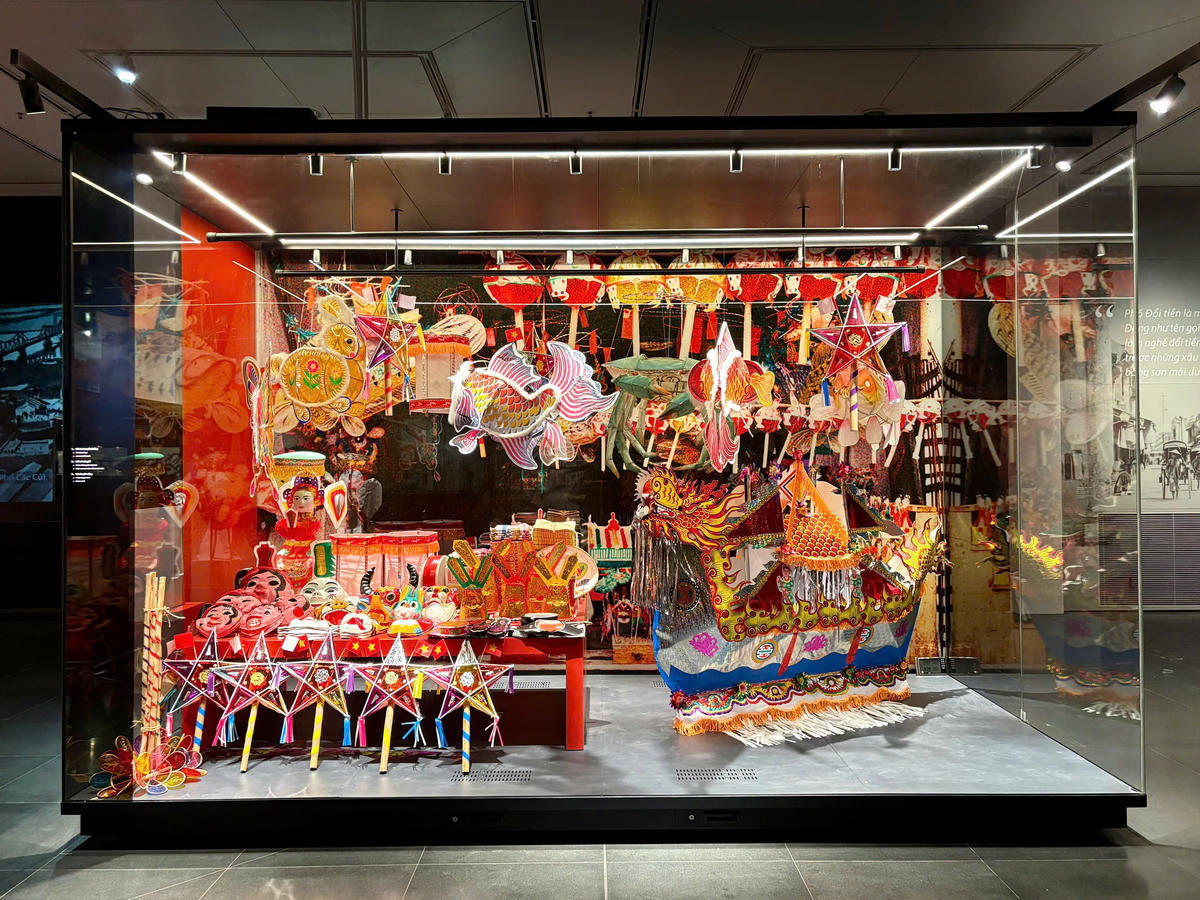 Không gian trưng bày&nbsp;đồ chơi Trung thu truyền thống được tái hiện sinh động, đa dạng sắc màu.