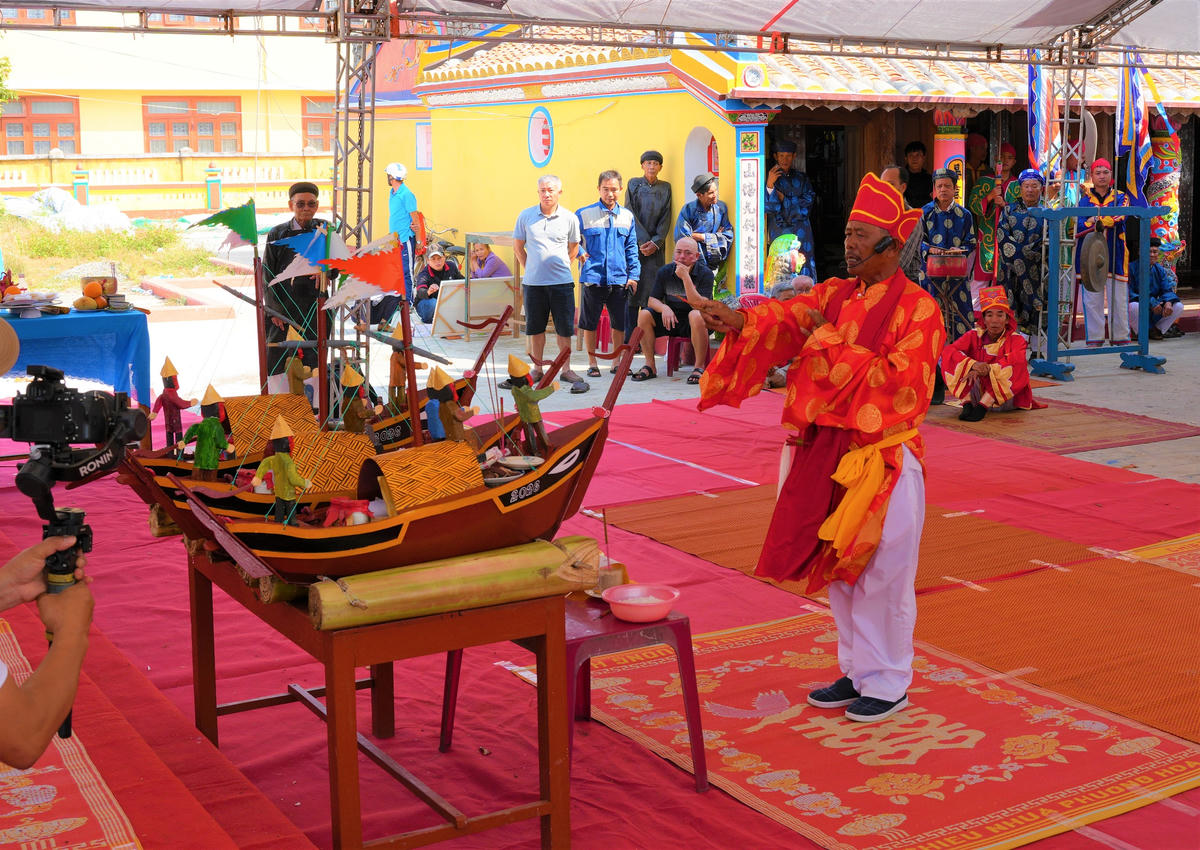 Các bô lão ở đặc khu Lý Sơn thực hiện nghi thức lễ khao lề thế lính Hoàng Sa. Ảnh: CĐ.