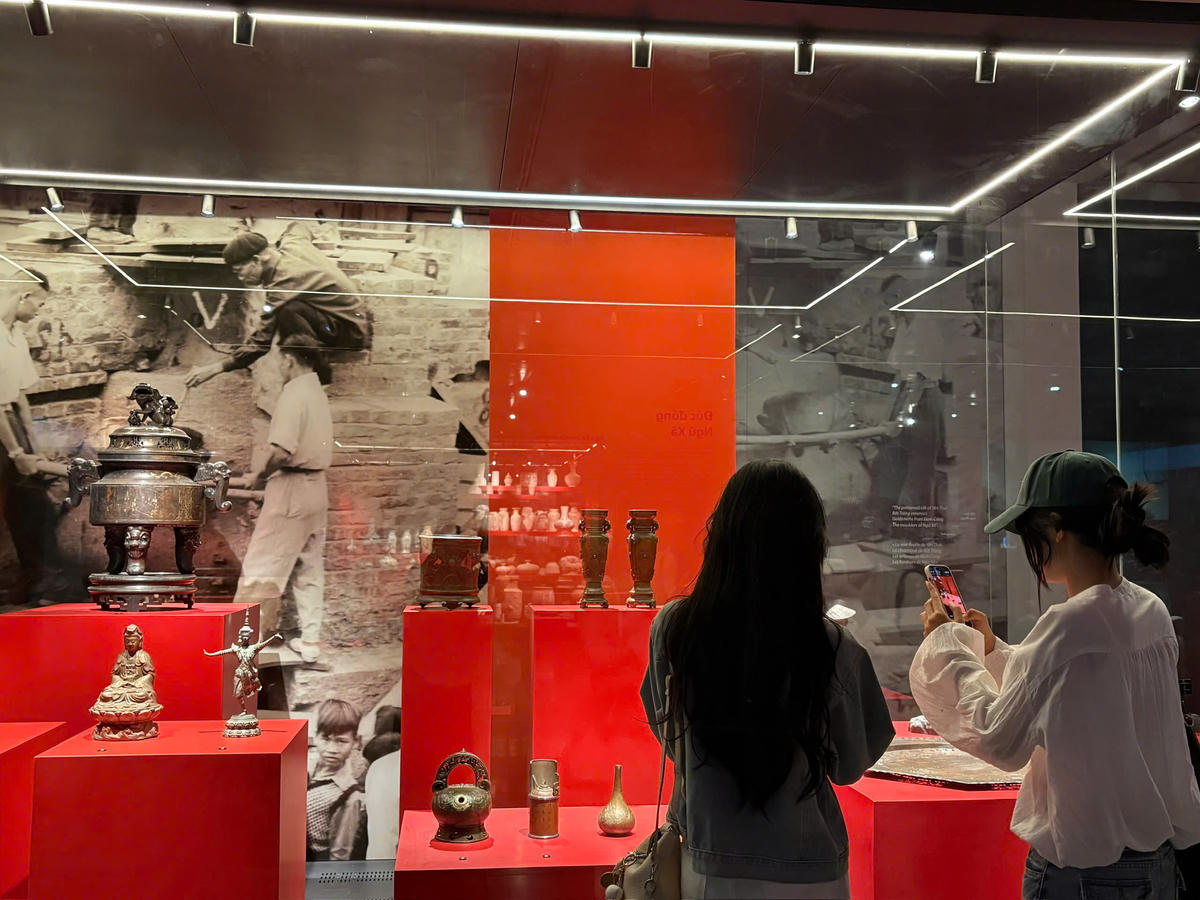 Chia sẻ sau chuyến tham quan, bạn Minh Anh (sinh viên, Hà Nội) cho biết ấn tượng với không gian trưng bày hiện đại và cách sắp xếp khoa học của bảo tàng. “Mình cảm thấy lịch sử không còn khô khan mà trở nên rất gần gũi, dễ hiểu hơn qua từng hiện vật và cách trưng bày”. Trong khi đó, bạn Thu Hà (du khách đến từ Đà Nẵng) bày tỏ sự thích thú với kiến trúc độc đáo cùng những trải nghiệm tại đây. “Không chỉ được tìm hiểu về lịch sử Hà Nội, mình còn có cơ hội khám phá nhiều giá trị văn hóa đặc sắc. Đây thực sự là một điểm đến đáng để ghé thăm khi đến Thủ đô”.