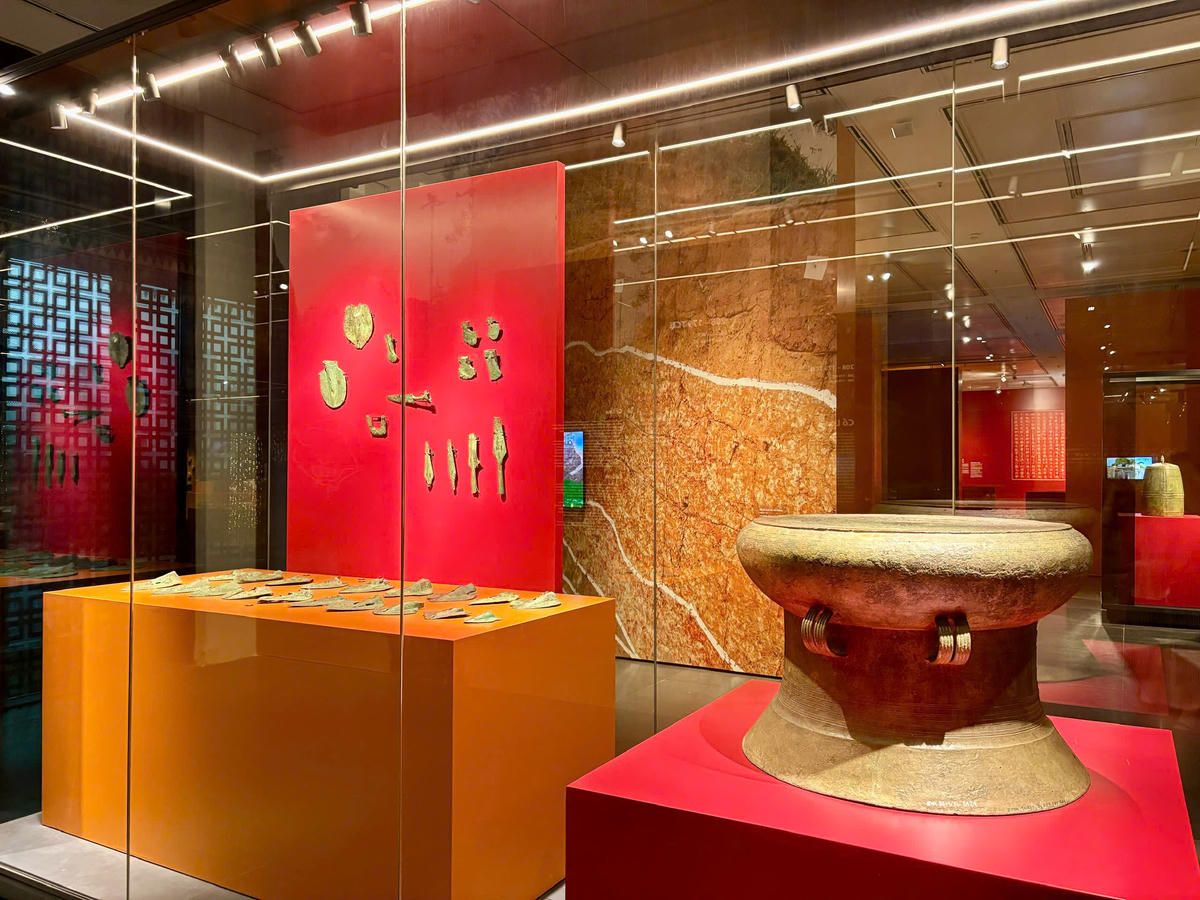 Trống đồng Cổ Loa và bộ sưu tập lưỡi cày đồng thuộc nền văn hóa Đông Sơn phản ánh trình độ kỹ thuật và đời sống nông nghiệp của cư dân cổ.&nbsp; &nbsp; &nbsp;