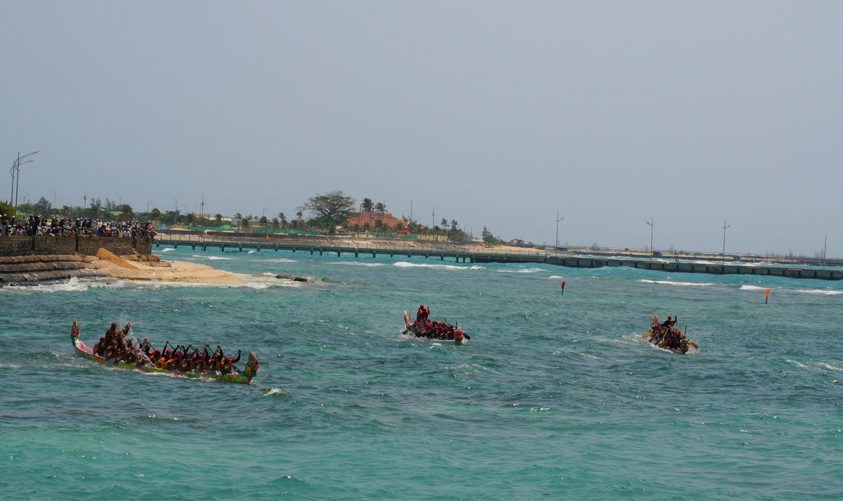 Các đội đua thuyền ở đặc khu Lý Sơn. Ảnh: CV.