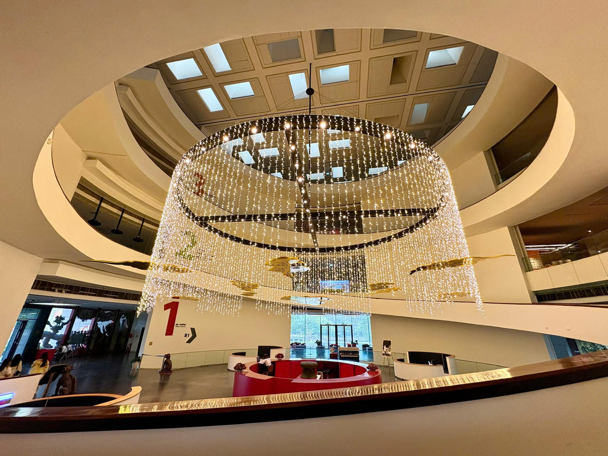 Bên trong Bảo tàng là cầu thang xoắn ốc nối từ tầng 1 đến tầng 4, lấy cảm hứng từ ba vòng thành Cổ Loa, vừa tạo điểm nhấn kiến trúc, vừa thuận tiện cho việc di chuyển.