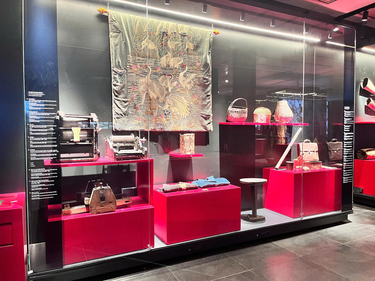 Bước tới không gian tầng 4 là nơi du khách tham quan những tư liệu về Hà thành xưa cũ, đặc biệt là trong thời kỳ kháng chiến chống Pháp và chống Mỹ oai hùng. Không gian này còn tái hiện sự kiên cường của Thủ đô thông qua các tư liệu, ảnh, hiện vật và mô phỏng cảnh quan đô thị thời chiến. Từ chiến tranh đến hòa bình, Hà Nội từng bước phát triển, hướng tới tương lai hiện đại.&nbsp;Từ những vật dụng quen thuộc, không gian trưng bày gợi lại bức tranh đời sống xưa của Hà Nội qua một thời kỳ.