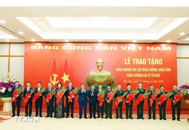 Thủ tướng Phạm Minh Chính và đồng chí Trần Cẩm Tú, Ủy viên Bộ Chính trị, Thường trực Ban Bí thư trao tặng Huân chương Độc lập hạng Ba, Huân chương Quân công hạng Ba và Huân chương Bảo vệ Tổ quốc hạng Nhì cho các đại biểu. (Ảnh: Thống Nhất/TTXVN).