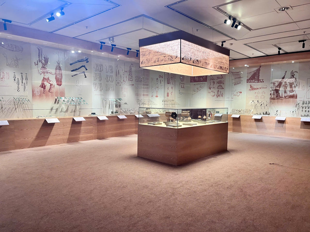 Khu trưng bày “Di tích Vườn Chuối” với nhiều hình ảnh, hiện vật quý. Vườn Chuối là di chỉ thuộc hàng “có một không hai” về cư dân Việt cổ, nhưng di chỉ này cũng trải qua một hành trình gian nan trước khi được công nhận, tôn vinh.