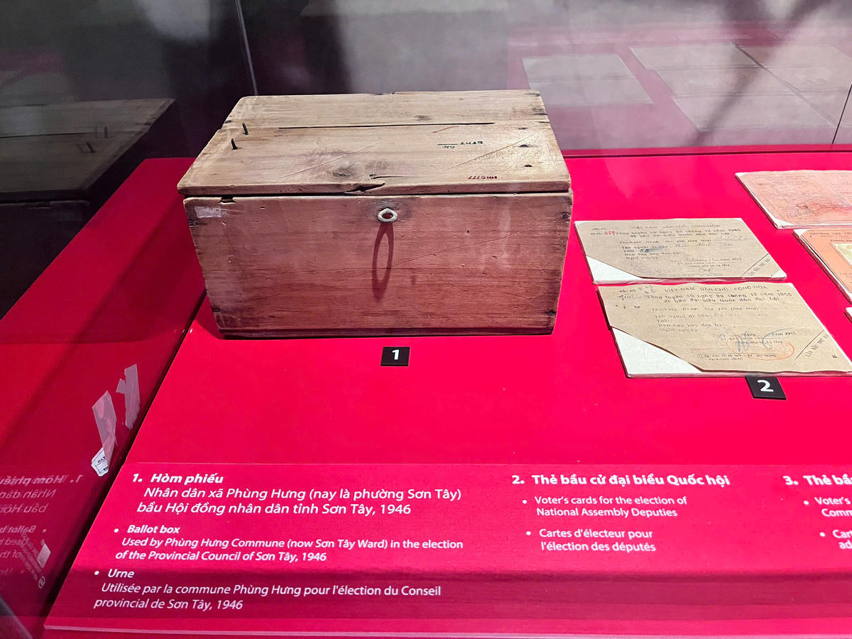Hòm phiếu năm 1946 là hiện vật lịch sử quý giá, từng được nhân dân xã Phùng Hưng (nay là phường Sơn Tây) sử dụng bầu cử trong cuộc Tổng tuyển cử đầu tiên bầu Quốc hội nước Việt Nam Dân chủ Cộng hòa. Hiện vật trên thật đơn sơ, giản dị, chỉ là một chiếc hòm gỗ hình chữ nhật, để mộc không sơn, nhưng lại ẩn chứa ý nghĩa sâu xa của sự kiện lịch sử cách đây gần 80 năm.
