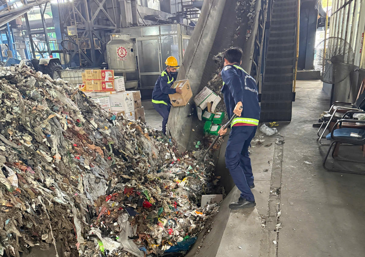 Lực lượng chức năng tổ chức tiêu huỷ tang vật theo quy định pháp luật. Ảnh: M.T.